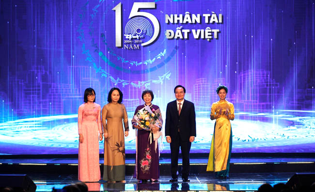GS.TS[-]Đặng[-]Thị[-]Kim[-]Chi,[-]Phó[-]Chủ[-]tịch[-]Hội[-]BVTN&MT[-]Việt[-]Nam[-]được[-]vinh[-]danh[-]Nhân[-]tài[-]Đất[-]Việt[-]2019