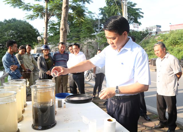 Chủ[-]tịch[-]Hà[-]Nội[-]Nguyễn[-]Đức[-]Chung[-]thị[-]sát[-]công[-]nghệ[-]làm[-]sạch[-]sông[-]Tô[-]Lịch