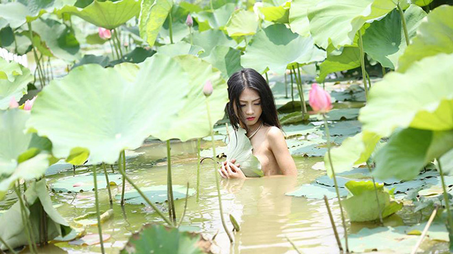 Cô[-]gái[-]chụp[-]ảnh[-]khỏa[-]thân[-]dưới[-]hồ[-]sen[-]bị[-]cư[-]dân[-]mạng[-]"ném[-]đá"[-]dữ[-]dội