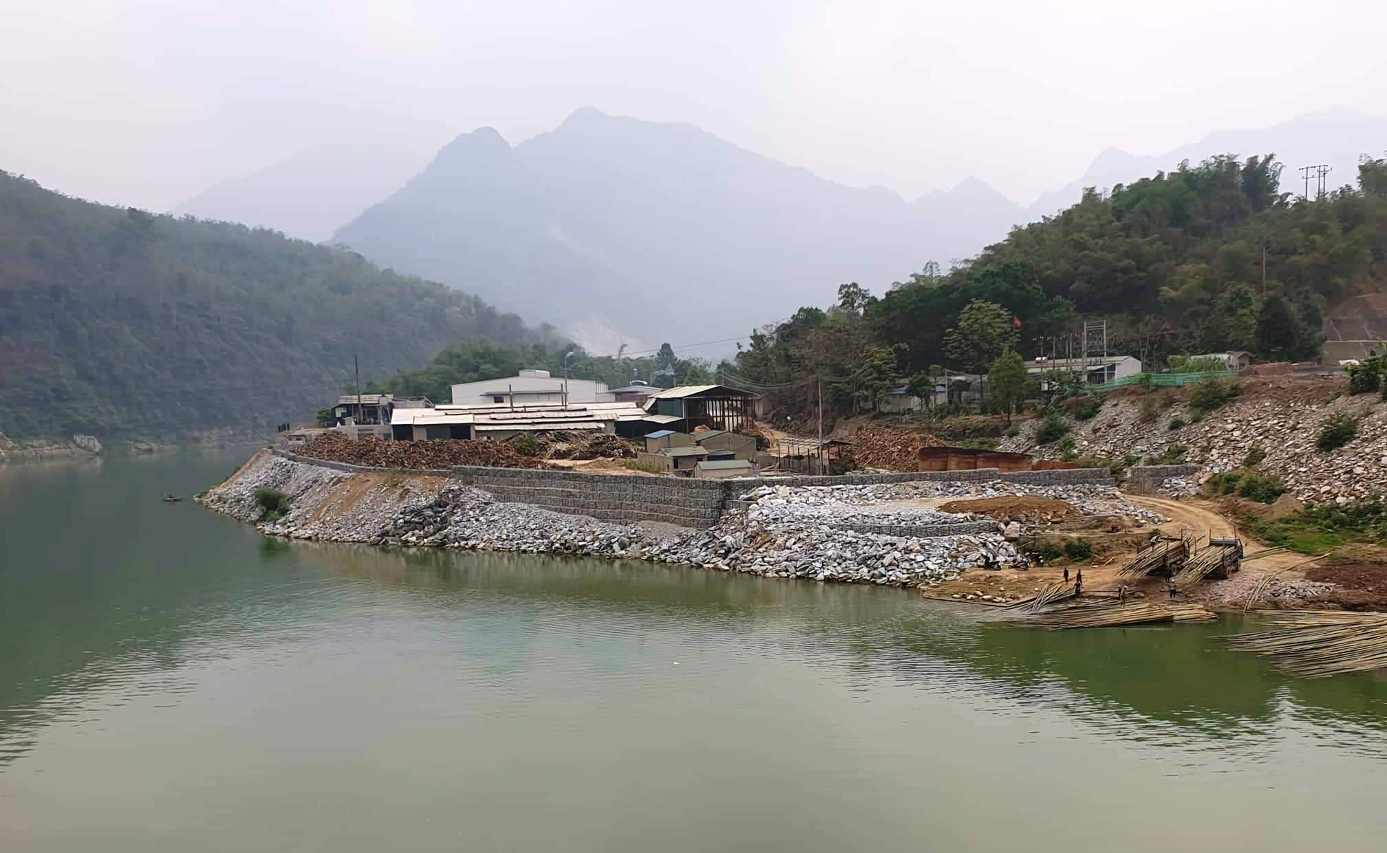 Thủ[-]tướng[-]yêu[-]cầu[-]kiểm[-]tra[-]thông[-]tin[-]báo[-]nêu[-]doanh[-]nghiệp[-]đổ[-]đá[-]xuống[-]sông[-]Mã