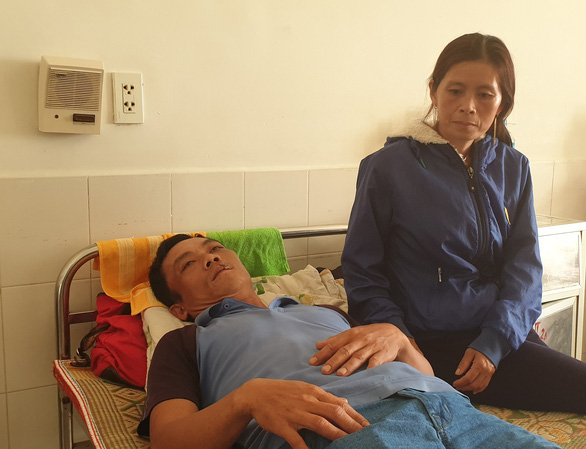 Đình[-]chỉ[-]công[-]tác[-]phó[-]tổng[-]giám[-]đốc[-]công[-]ty[-]điện[-]mặt[-]trời[-]đánh[-]dân