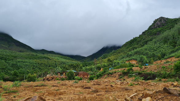 Dân[-]gọi[-]điện[-]cho[-]chủ[-]tịch[-]tỉnh[-]phản[-]ảnh[-]việc[-]san[-]ủi[-]đất[-]trái[-]phép,[-]được[-]khẩn[-]trương[-]giải[-]quyết[-]ngay