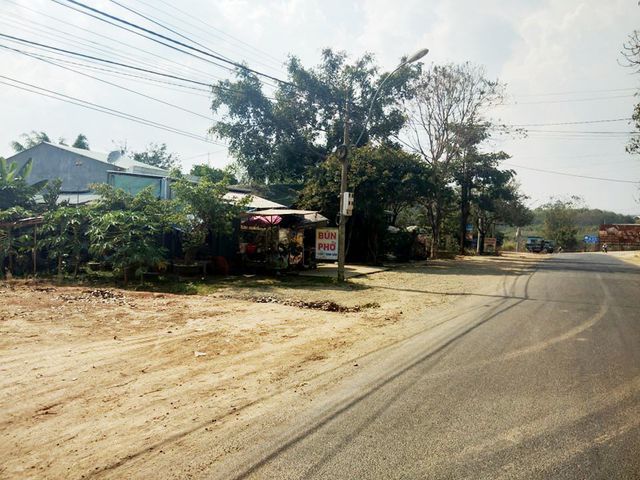 Kon[-]Tum:Lãnh[-]đạo[-]xã[-]bán[-]trái[-]phép[-]20[-]lô[-]"đất[-]vàng"[-]?