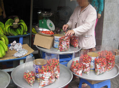 Dâu[-]tây[-]giá[-]rẻ[-]bày[-]bán[-]trên[-]nhiều[-]tuyến[-]đường