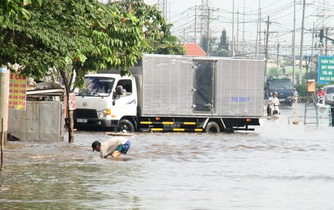 Người[-]đàn[-]ông[-]này[-]căm[-]cụi[-]hốt[-]từng[-]cụm[-]rác[-]để[-]dòng[-]chảy[-]được[-]thông[-]suốt.