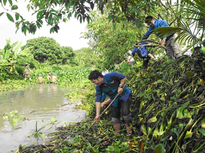 Tuổi[-]trẻ[-]Chí[-]Linh[-](Hải[-]Dương)[-]làm[-]sạch[-]dòng[-]sông[-]quê[-]hương[-]Ảnh:[-]N.H