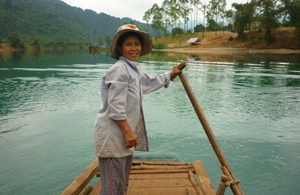 [-]Chị[-]Trần[-]Thị[-]Liên,[-]nữ[-]phu[-]đò[-]duy[-]nhất[-]ở[-]bến[-]Trằm[-]Mé.