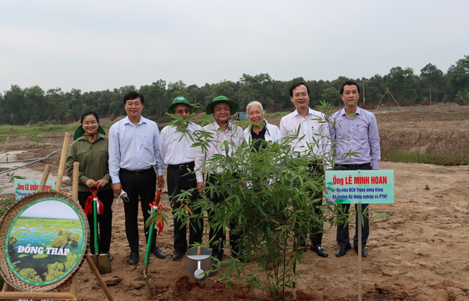 Bộ[-]trưởng[-]Lê[-]Minh[-]Hoan[-]về[-]Đồng[-]Tháp[-]phát[-]động[-]chương[-]trình[-]trồng[-]1[-]tỉ[-]cây[-]xanh
