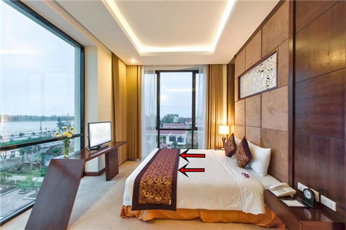 Sự[-]thực[-]4[-]chiếc[-]gối[-]dư[-]thừa,[-]khăn[-]trải[-]ngang[-]cuối[-]giường[-]khách[-]sạn