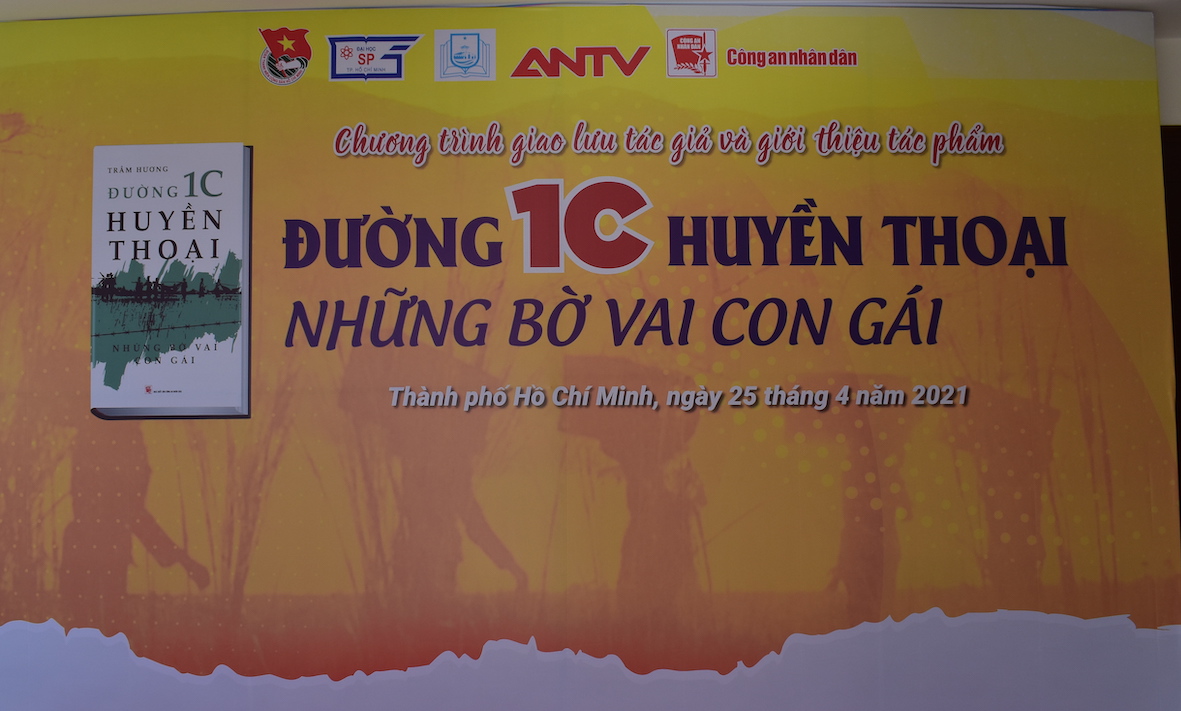Giao[-]lưu,[-]giới[-]thiệu[-]tác[-]phẩm[-]"Đường[-]1C[-]huyền[-]thoại[-]-[-]Những[-]bờ[-]vai[-]con[-]gái"