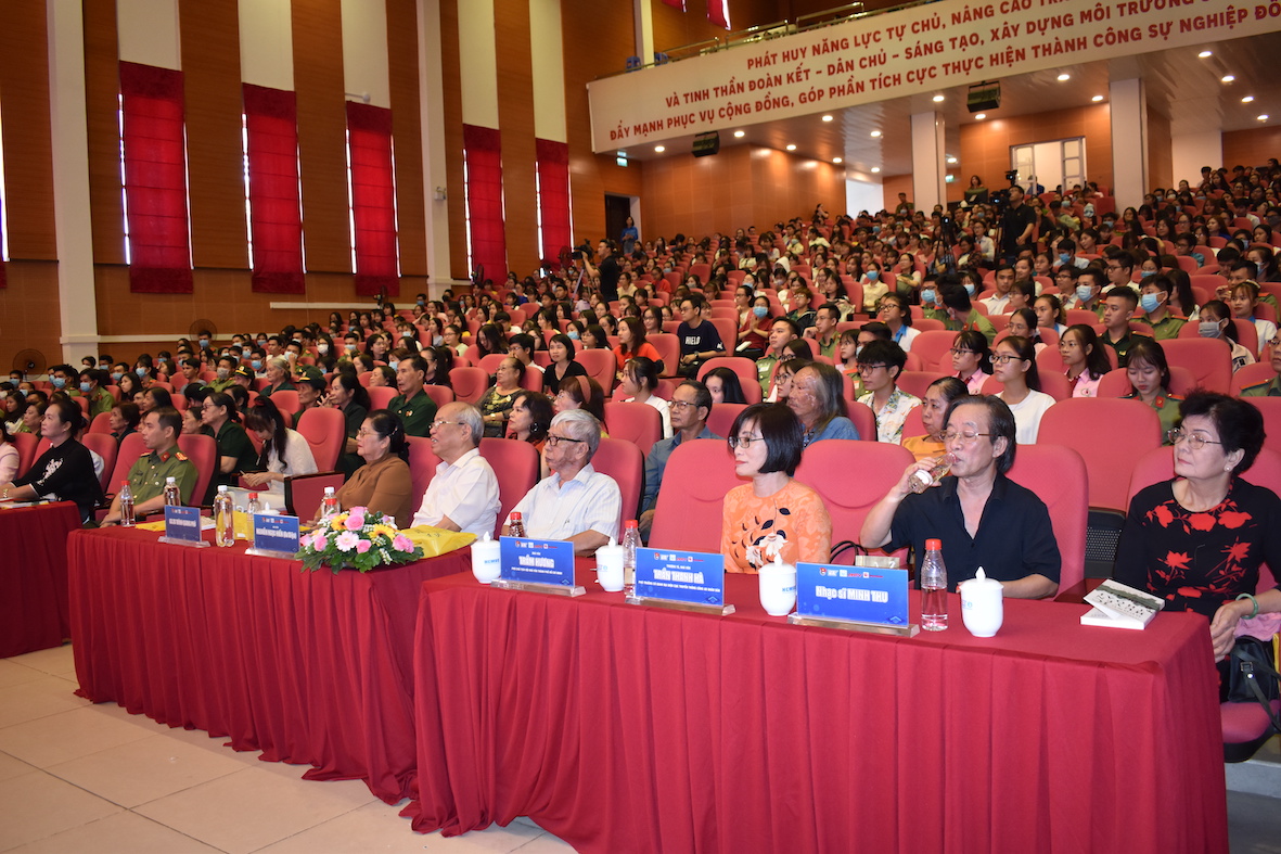 Giao[-]lưu,[-]giới[-]thiệu[-]tác[-]phẩm[-]"Đường[-]1C[-]huyền[-]thoại[-]-[-]Những[-]bờ[-]vai[-]con[-]gái"