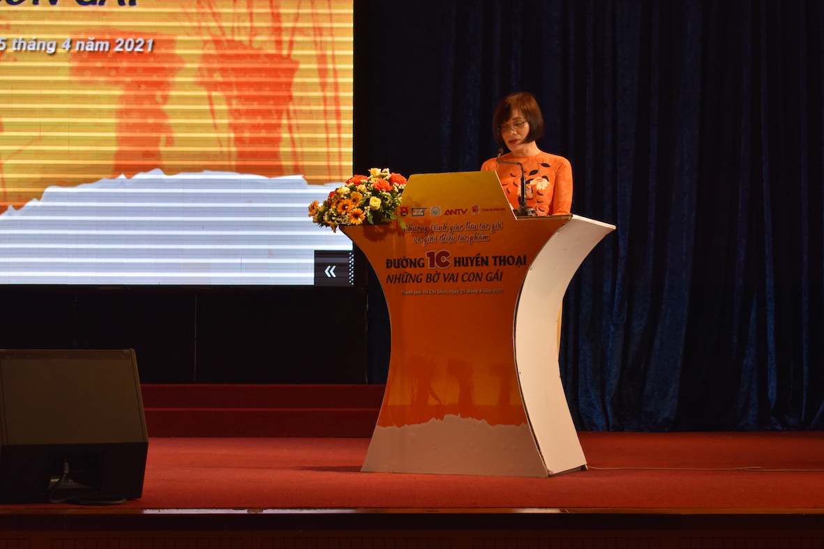 Giao[-]lưu,[-]giới[-]thiệu[-]tác[-]phẩm[-]"Đường[-]1C[-]huyền[-]thoại[-]-[-]Những[-]bờ[-]vai[-]con[-]gái"