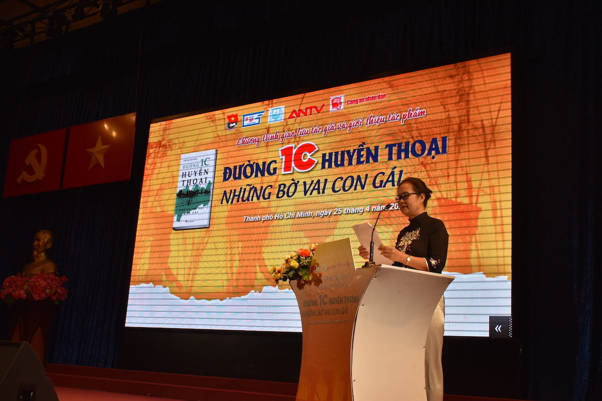 Giao[-]lưu,[-]giới[-]thiệu[-]tác[-]phẩm[-]"Đường[-]1C[-]huyền[-]thoại[-]-[-]Những[-]bờ[-]vai[-]con[-]gái"