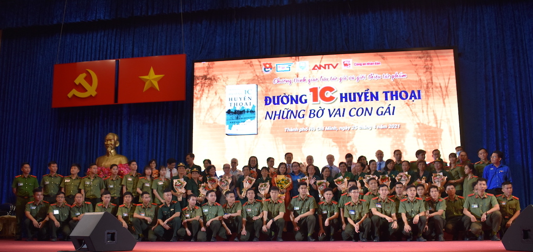 Giao[-]lưu,[-]giới[-]thiệu[-]tác[-]phẩm[-]"Đường[-]1C[-]huyền[-]thoại[-]-[-]Những[-]bờ[-]vai[-]con[-]gái"