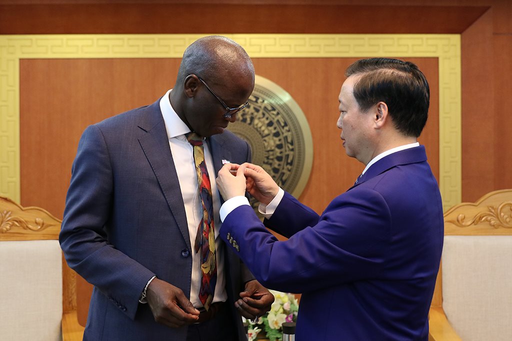 Trao[-]kỷ[-]niệm[-]chương[-]vì[-]sự[-]nghiệp[-]môi[-]trường[-]cho[-]Giám[-]đốc[-]quốc[-]gia[-]World[-]Bank[-]Việt[-]Nam