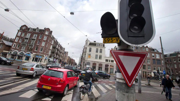 Bảo[-]vệ[-]môi[-]trường,[-]Amsterdam[-]cấm[-]xe[-]chạy[-]bằng[-]xăng,[-]dầu[-]diesel