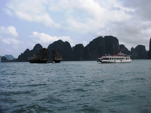 Nhiều[-]du[-]khách[-]bỏ[-]về[-]vì[-]phí[-]tham[-]quan[-]vịnh[-]Hạ[-]Long[-]tăng[-]cao
