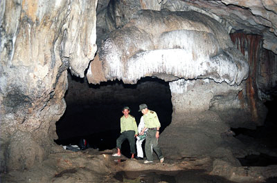 Hang[-]luồn[-]Cái[-]Đé[-]có[-]nhiều[-]khối[-]đá[-]rất[-]đẹp.