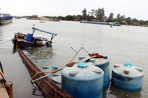 Thuyền[-]chở[-]hàng[-]chục[-]tấn[-]hóa[-]chất[-]chìm[-]ở[-]sông[-]Đồng[-]Nai