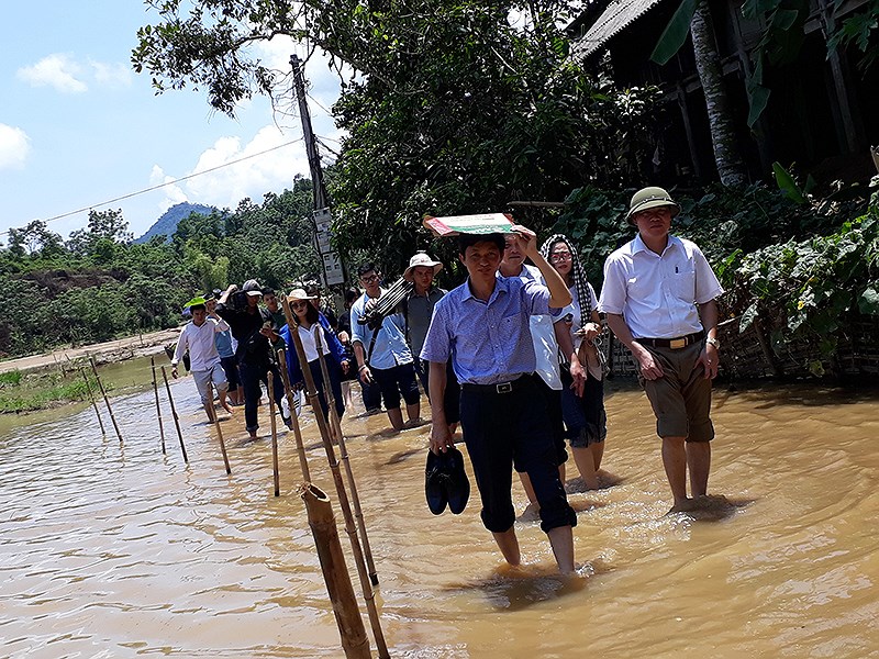 Nhận[-]định[-]ban[-]đầu[-]về[-]vụ[-]cả[-]làng[-]nhiễm[-]HIV