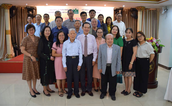 Nhiều[-]ý[-]kiến[-]nhằm[-]ứng[-]phó[-]với[-]biến[-]đổi[-]khí[-]hậu[-]và[-]mô[-]hình[-]phát[-]triển[-]kinh[-]tế[-]xanh[-]của[-]cộng[-]đồng[-]Việt[-]Nam[-]được[-]công[-]bố