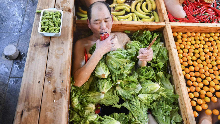 Nam[-]nữ[-]cởi[-]trần[-]tắm[-]trong[-]nồi[-]lẩu:[-]Thú[-]chơi[-]"lầy[-]lội"[-]đón[-]Tết