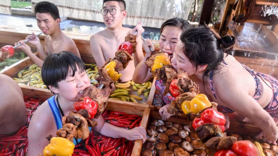 Nam[-]nữ[-]cởi[-]trần[-]tắm[-]trong[-]nồi[-]lẩu:[-]Thú[-]chơi[-]"lầy[-]lội"[-]đón[-]Tết