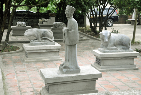 Các[-]hiện[-]vật[-]bằng[-]đá[-]của[-]Ngải[-]Sơn[-]lăng[-]được[-]sưu[-]tầm[-]và[-]trưng[-]bày[-]trong[-]khuôn[-]viên[-]lăng[-]vua[-]Trần[-]Hiến[-]Tông[-]hiện[-]nay.