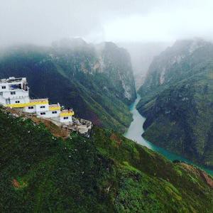Nếu[-]không[-]dẹp[-]được[-]chiếc[-]gai[-]bê[-]tông[-]ở[-]Mã[-]Pí[-]Lèng…