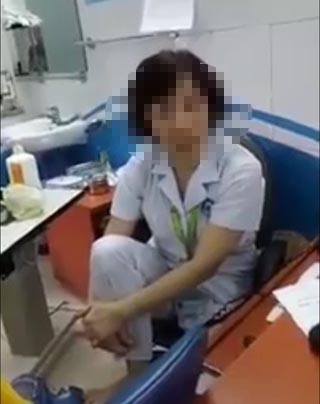 [-]Bác[-]sĩ[-]bị[-]“tố”[-]gác[-]chân[-]lên[-]ghế[-]đối[-]thoại[-]với[-]người[-]nhà[-]bệnh[-]nhân