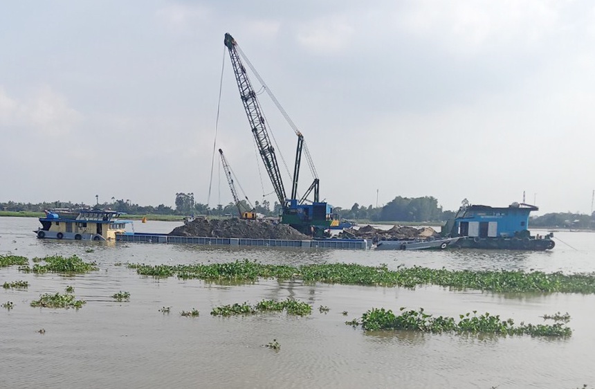 An[-]Giang:[-]Vụ[-]việc[-]trúng[-]đấu[-]giá[-]mỏ[-]cát[-]trên[-]sông[-]Tiền[-]với[-]giá[-]trị[-]hơn[-]2.800[-]tỷ[-]đồng