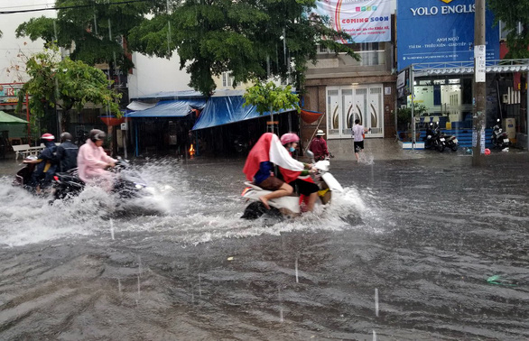 Mây[-]đang[-]kéo[-]tới,[-]TP.HCM[-]bước[-]vào[-]10[-]ngày[-]mưa[-]gió