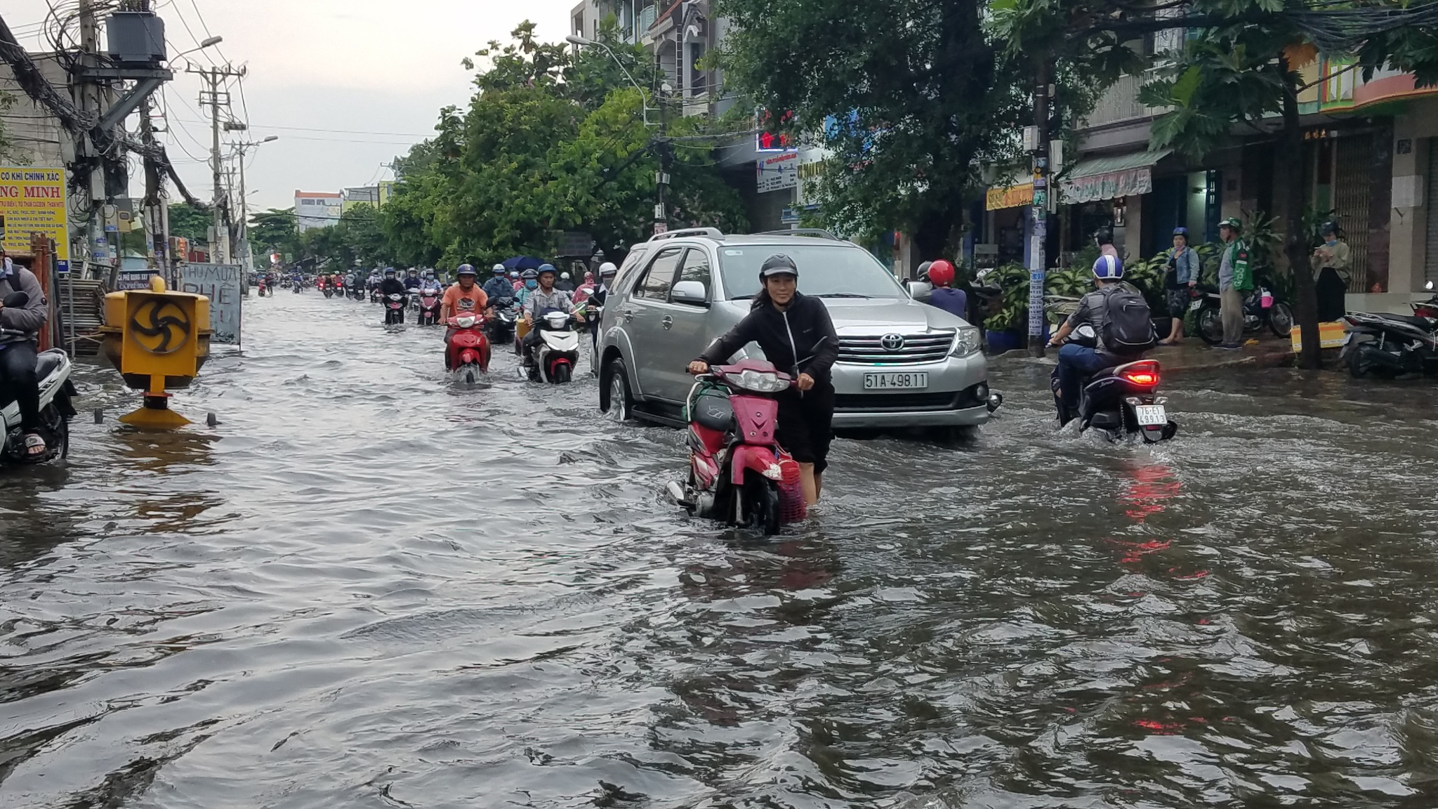 TP.HCM[-]đã[-]vào[-]mùa[-]mưa,[-]dự[-]báo[-]thường[-]xuất[-]hiện[-]mưa[-]vào[-]chiều[-]tối