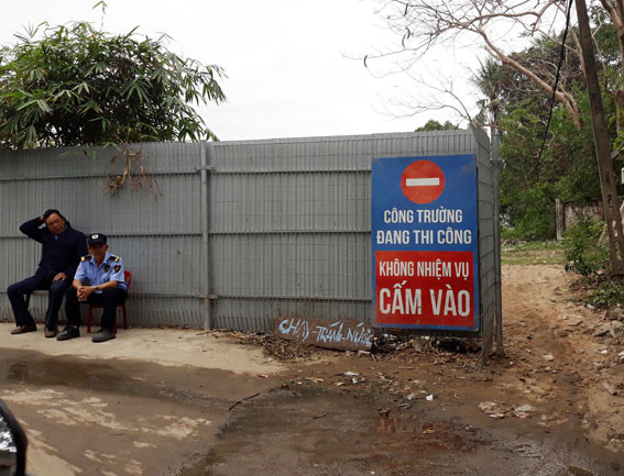 Chặn[-]lối[-]xuống[-]biển[-]của[-]người[-]dân