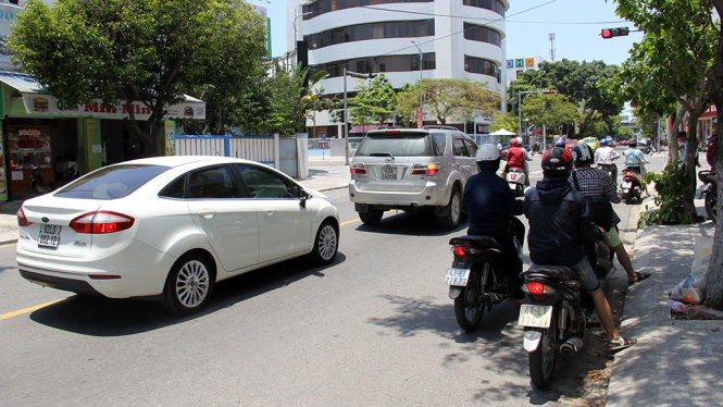[-]Dân[-]Đà[-]Nẵng[-]"thấm[-]đòn"[-]với[-]nhiệt[-]độ[-]ngoài[-]trời[-]hơn[-]45[-]độ[-]C