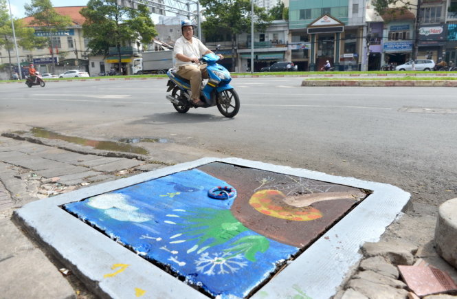 Nắp[-]cống[-]Sài[-]Gòn[-]biến[-]thành[-]những[-]bức[-]tranh[-]trên[-]phố
