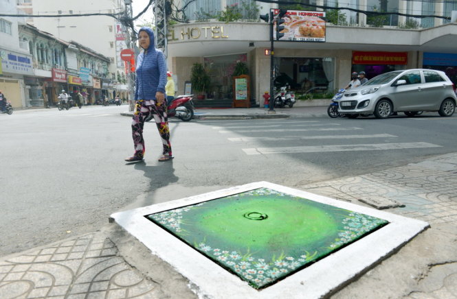 Nắp[-]cống[-]Sài[-]Gòn[-]biến[-]thành[-]những[-]bức[-]tranh[-]trên[-]phố