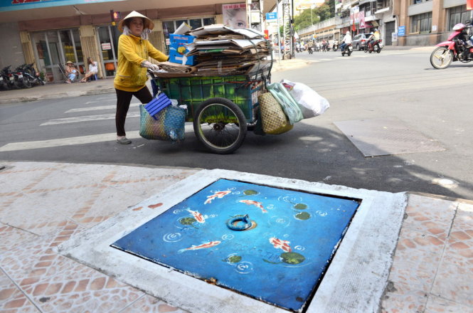 Nắp[-]cống[-]Sài[-]Gòn[-]biến[-]thành[-]những[-]bức[-]tranh[-]trên[-]phố