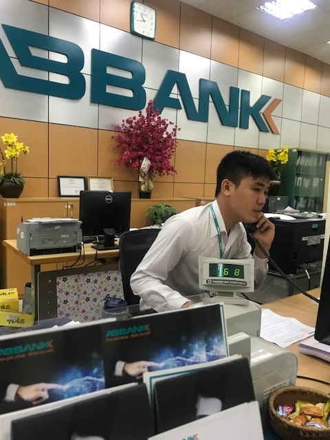 Ngân[-]hàng[-]TMCP[-]An[-]Bình:[-]Khách[-]rút[-]25[-]tỷ[-]đồng[-]nhưng[-]chỉ[-]được[-]kiểm[-]đếm[-]16[-]tỷ[-]đồng