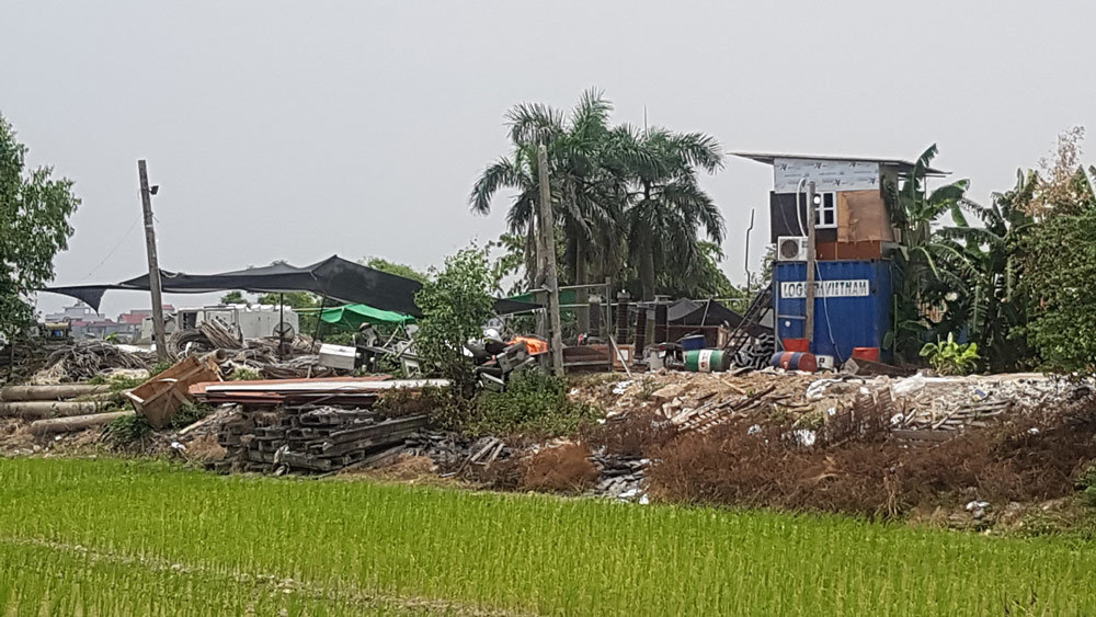Rác[-]chứa[-]chất[-]gây[-]ung[-]thư,[-]vô[-]sinh[-]chềnh[-]ềnh[-]giữa[-]khu[-]dân[-]cư