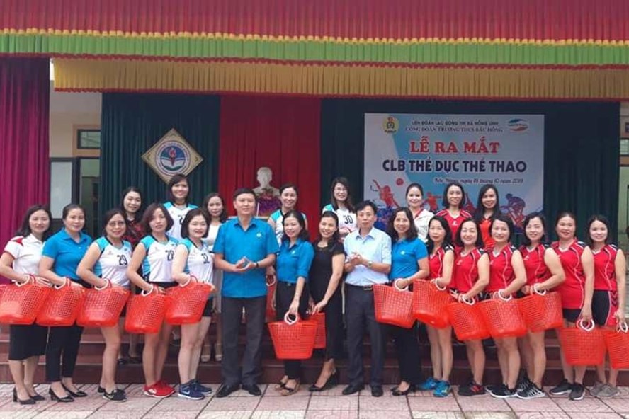 Phát[-]làn[-]nhựa[-]cho[-]phụ[-]nữ[-]để[-]không[-]dùng[-]túi[-]nilon[-]khi[-]đi[-]chợ