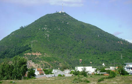 Núi[-]Chóp[-]Chài[-]-[-]Phú[-]Yên[-]bị[-]“trời[-]đánh”[-]ít[-]nhất[-]15[-]trận/năm[-]