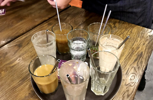 Khách[-]vô[-]nhiều[-]quán[-]Sài[-]Gòn[-]bất[-]ngờ[-]với[-]ống[-]hút[-]tre,[-]rau[-]muống,[-]cỏ[-]bàng...
