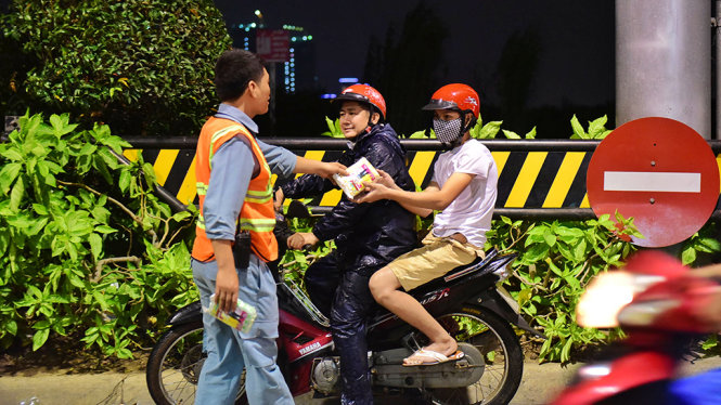 Tặng[-]hàng[-]trăm[-]áo[-]mưa[-]trong[-]mưa[-]Sài[-]Gòn