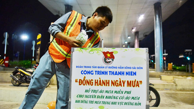 Tặng[-]hàng[-]trăm[-]áo[-]mưa[-]trong[-]mưa[-]Sài[-]Gòn