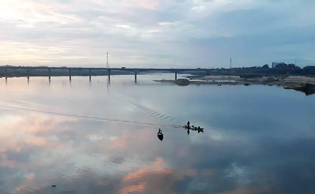 ĐTM[-]đập[-]dâng[-]sông[-]Trà[-]Khúc[-]'bỏ[-]rơi'[-]cả[-]cộng[-]đồng[-]dân[-]cư,[-]Hội[-]Nghề[-]cá[-]lên[-]tiếng