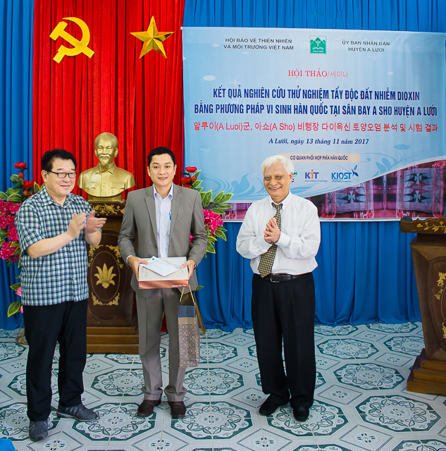 Quà[-]xây[-]nhà[-]tình[-]nghĩa[-]của[-]VACNE[-]đã[-]được[-]chuyển[-]tới[-]các[-]hộ[-]có[-]hoàn[-]cảnh[-]đặc[-]biệt[-]khó[-]khăn[-]ở[-]huyện[-]A[-]Lưới