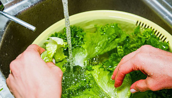 Cách[-]rửa[-]rau[-]để[-]loại[-]bỏ[-]thuốc[-]trừ[-]sâu[-]gây[-]hại