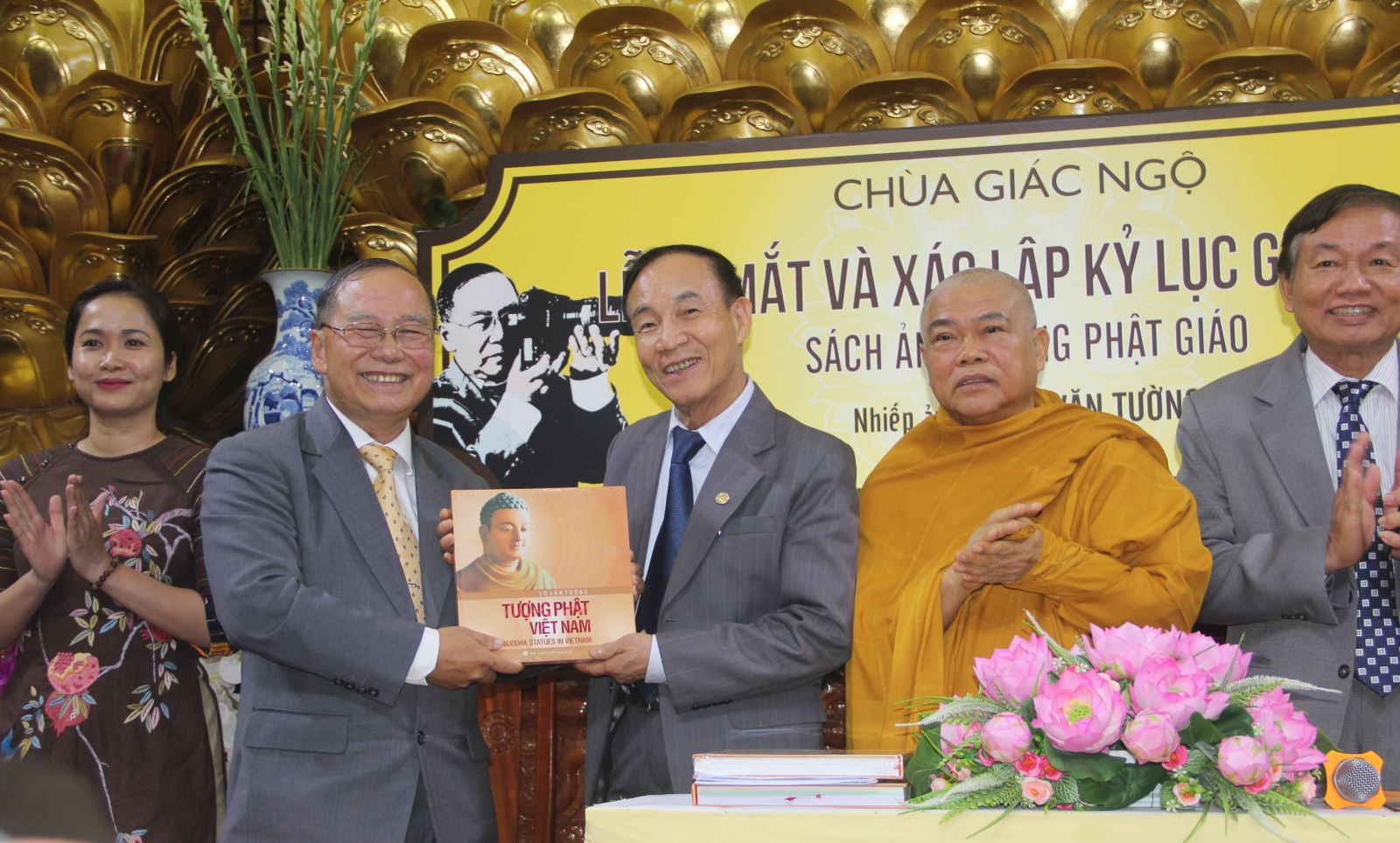 Giới thiệu tác phẩm "Tượng Phật Việt Nam” của nhiếp ảnh gia Võ Văn Tường 