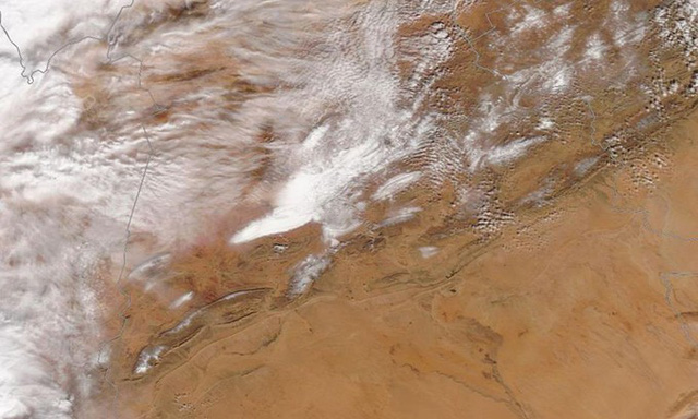 Tuyết[-]bất[-]ngờ[-]lại[-]phủ[-]trắng[-]sa[-]mạc[-]Sahara